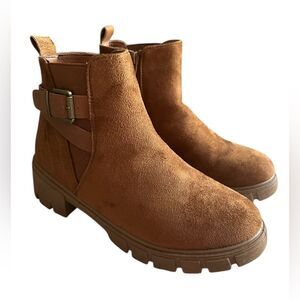 Wanted Women's Cinder Lug Sole Microfiber Ankle Boots. Sizes 8.5. EUC. Tan/Brown